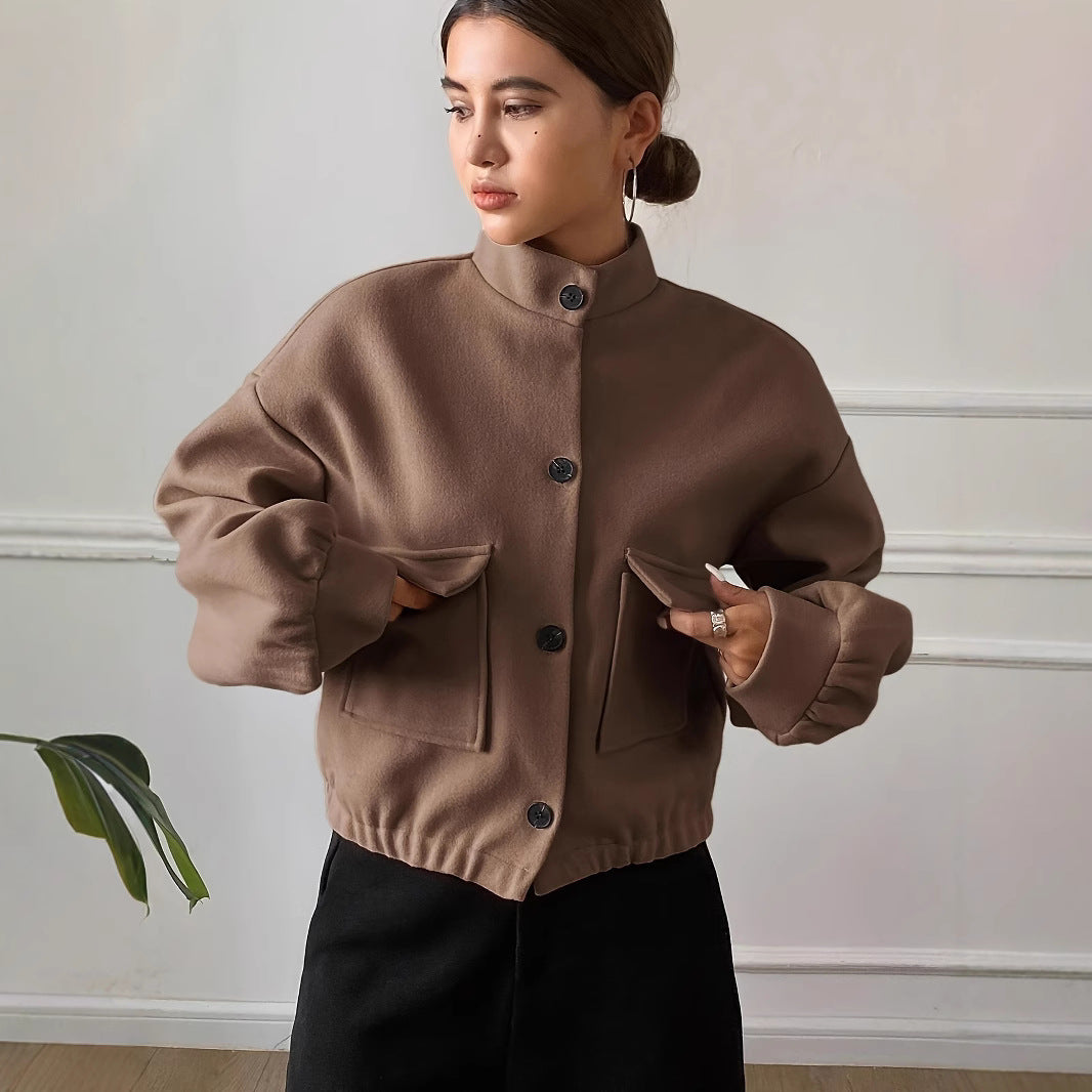 Elegante Damen Kurzjacke mit Stehkragen in Braun, ideal für Frühling & Herbst. Vielseitige Übergangsjacke.