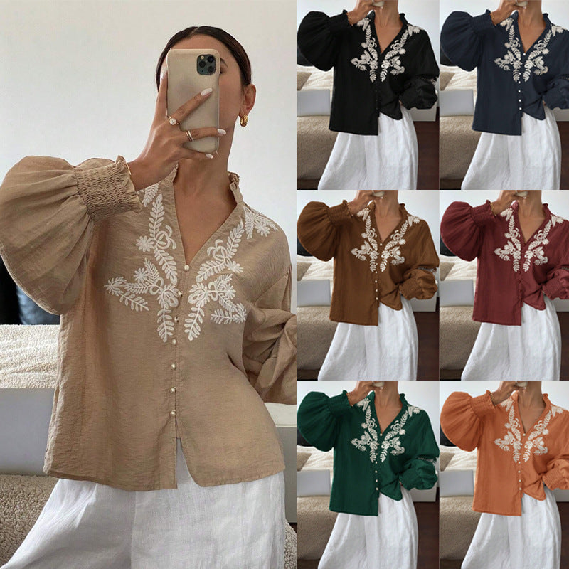 Damen Boho-Bluse mit eleganter Stickerei, Puffärmeln & Perlenknöpfen. Ideal für Freizeit & Sommer.