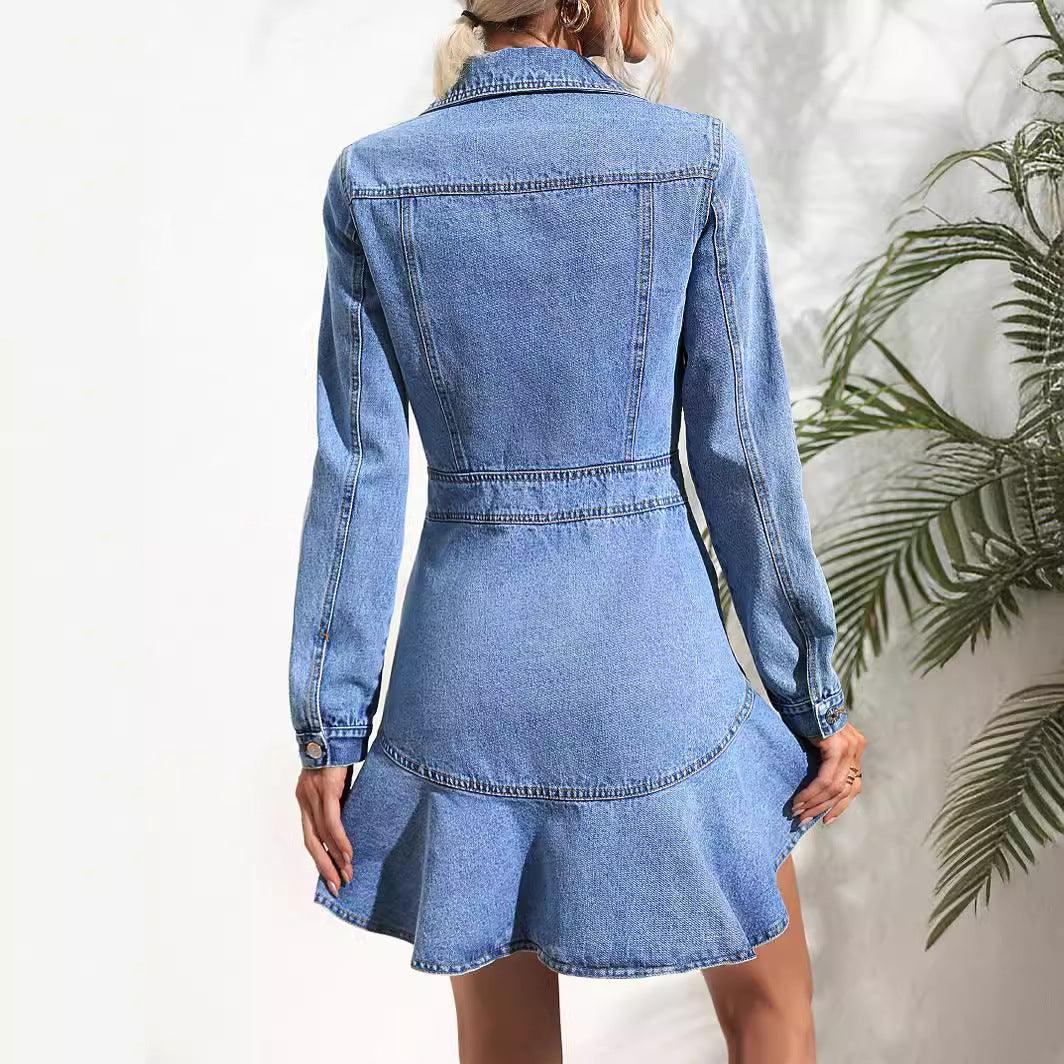 Stylisches Damen Jeanskleid, blau, mit Knopfleiste; modernes Freizeitkleid, das Komfort und Eleganz verbindet.