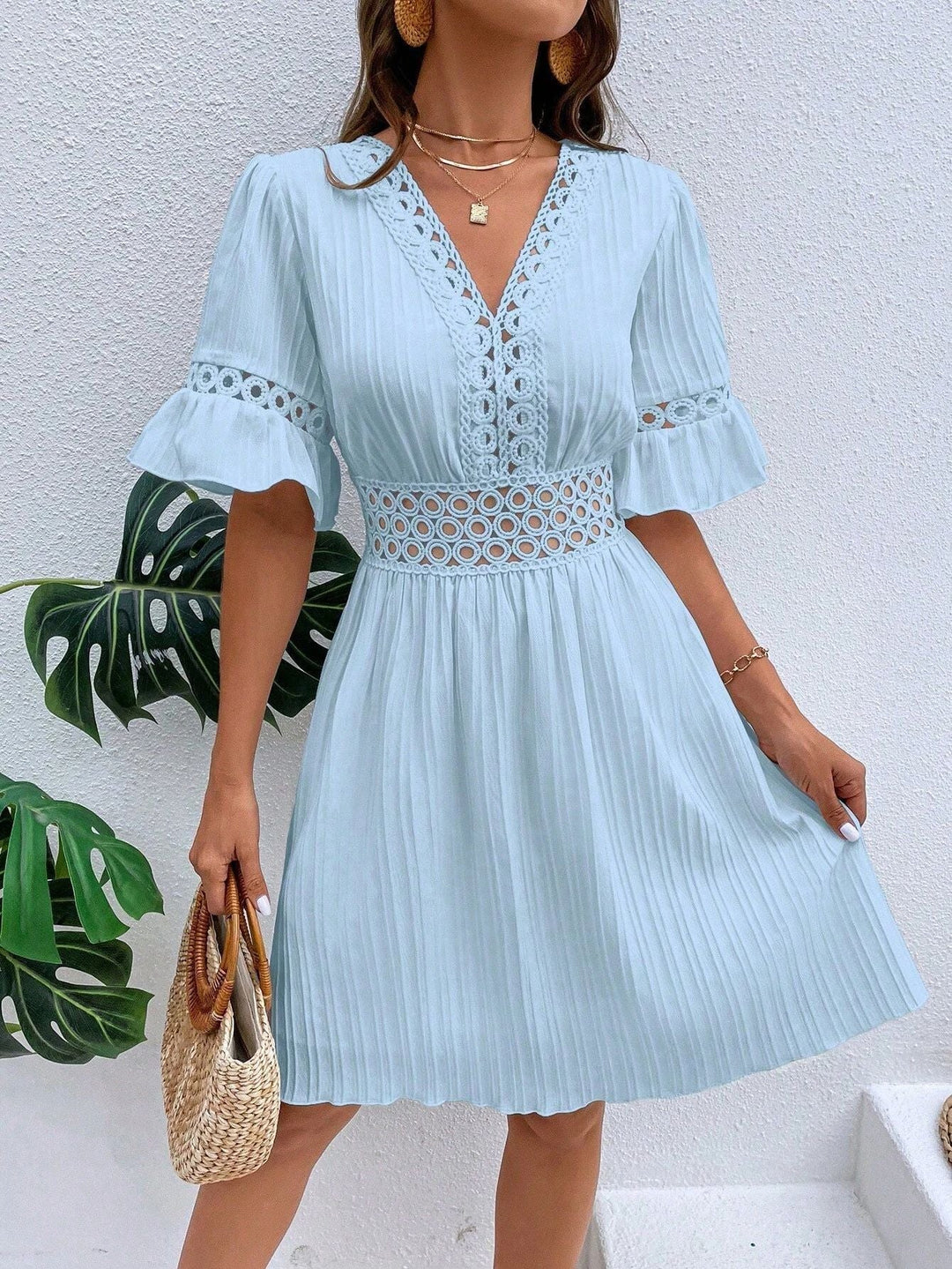 Damen Sommerkleid: Midi Plissee Kleid mit Spitzeneinsatz & V-Ausschnitt. Elegantes Design für besondere Anlässe.