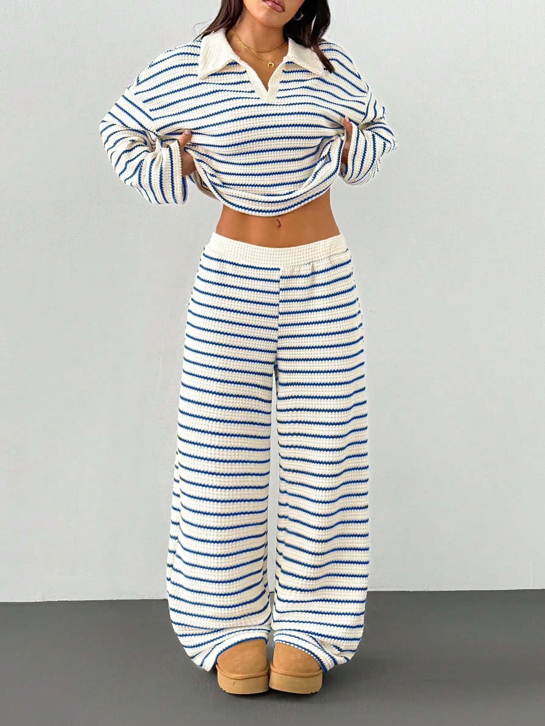 Seitenansicht: Damen Komfort-Set gestreift. Polokragen-Top & weite Hose mit hohem Bund.
