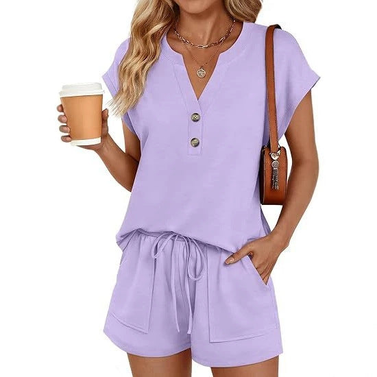Weiches Damen Lounge-Set aus atmungsaktivem Stoff, Zweiteiler mit Shorts und Knopfleiste für den Sommer.