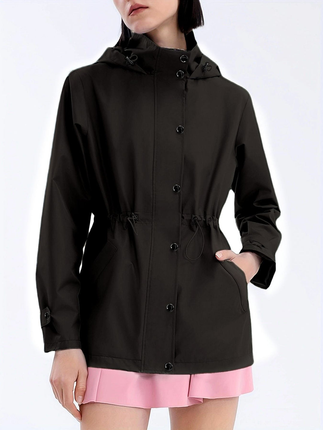 Ganzkörperansicht einer praktischen, wasserabweisenden Damen Outdoorjacke für Frühling & Herbst, leicht & chic.
