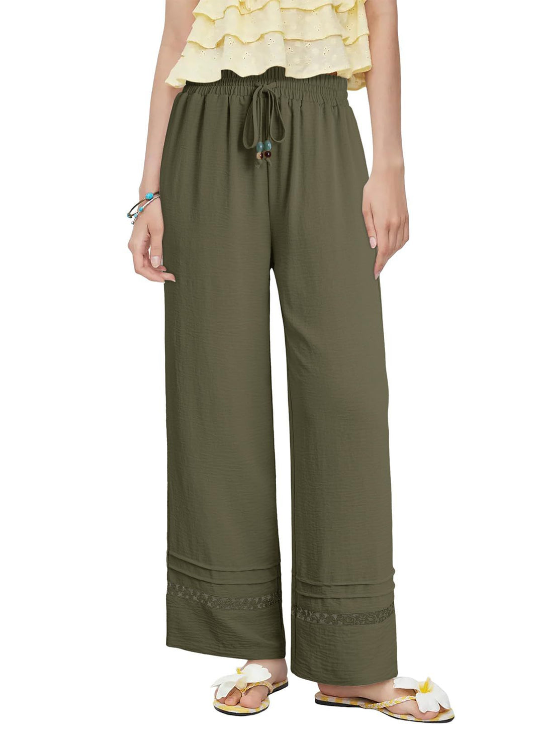 Komfortable Damenhose mit hohem Bund, weitem Bein, Bindekordel und feinem Spitzensaum. Luftig & leicht.