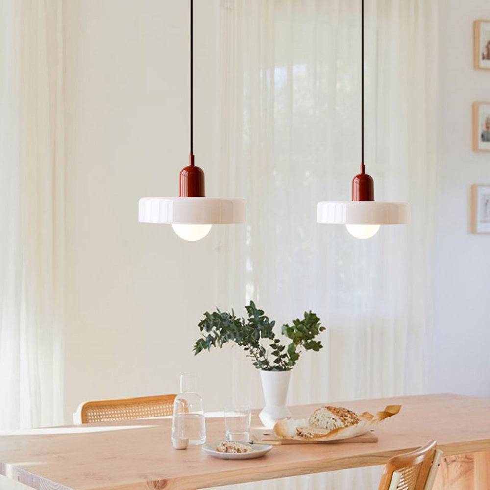 Pendelleuchte von stiloGlas, farbiges Glas, elegantes Bauhaus-Design, für modernes Heim.