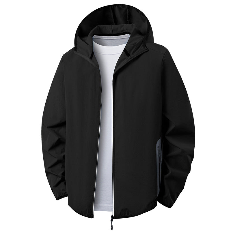 Nahaufnahme des widerstandsfähigen, atmungsaktiven Stoffs der leichten Herren Outdoorjacke für hohen Tragekomfort.