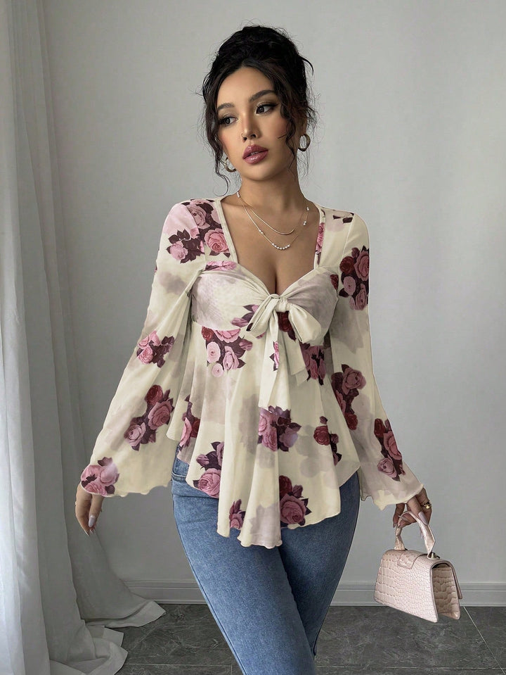 Seitenansicht der transparenten Babydoll-Bluse mit floralem Muster und Knoten vorne.