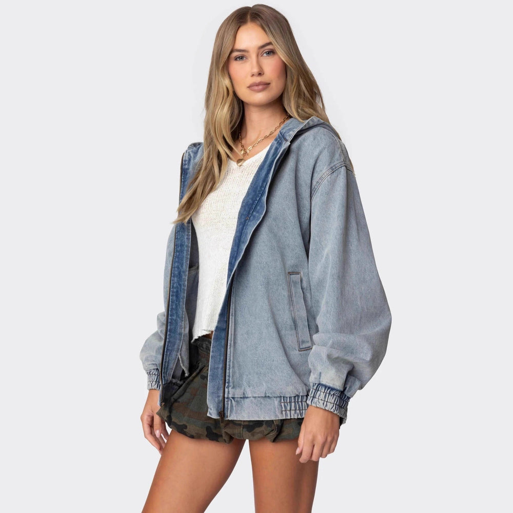 Stilvolle hellblaue Oversized Damen Jeansjacke mit Kapuze für lässigen Freizeit-Look. Ideal für Übergangszeit.