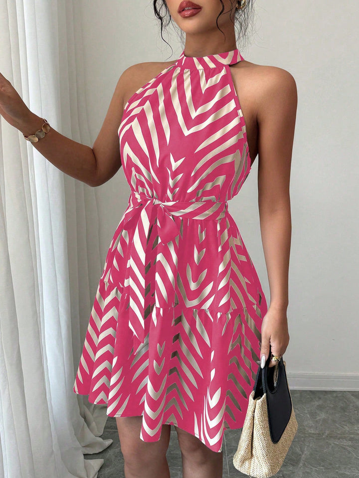 Auffälliges Damen Sommerkleid mit elegantem Grafik-Print. Neckholderkleid mit Taillengürtel & gestuftem A-Linie-Rock.
