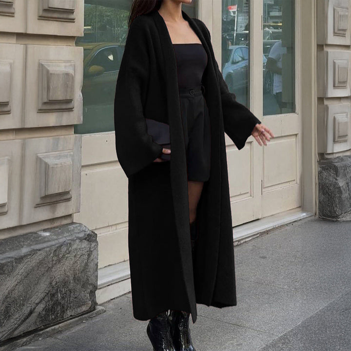 Gemütlicher Damen Oversize Strickmantel mit Kimonokragen und weiten Ärmeln für modischen Lagenlook.