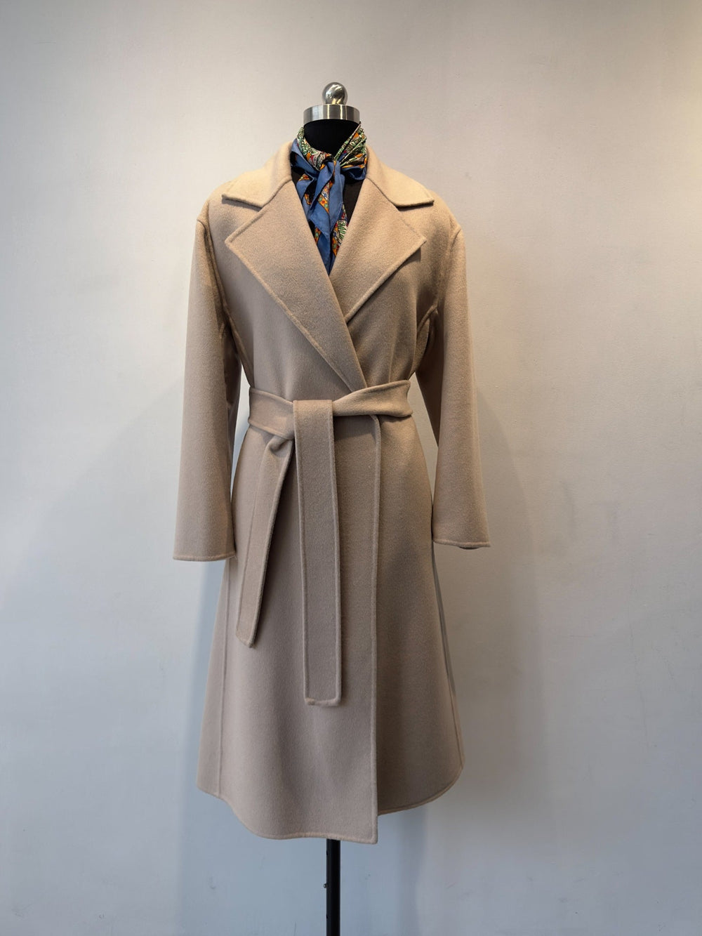 Stilvoller, warmer Damenmantel, ideal als schicke Outerwear für Herbst und kühle Abende.