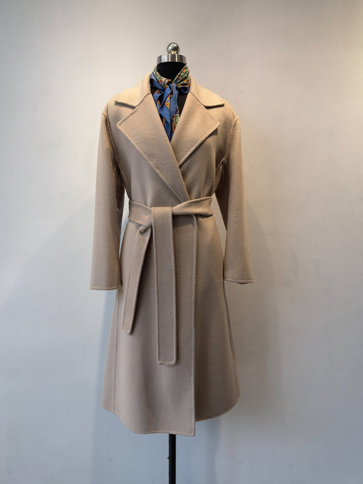 Stilvoller, warmer Damenmantel, ideal als schicke Outerwear für Herbst und kühle Abende.