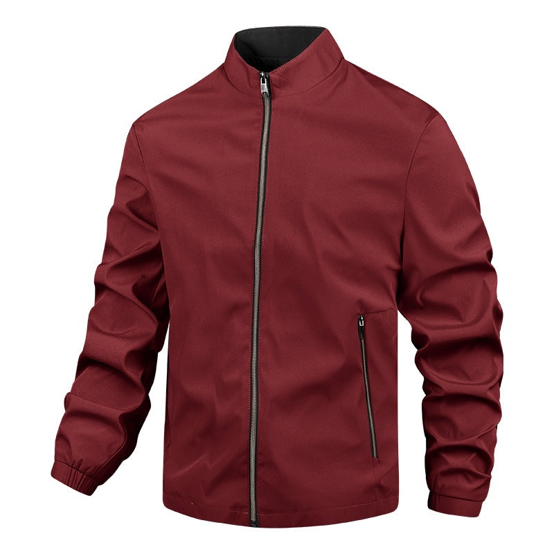 Minimalistische schwarze Herrenjacke, leicht und winddicht. Perfekte Übergangsjacke für Stil und Komfort.