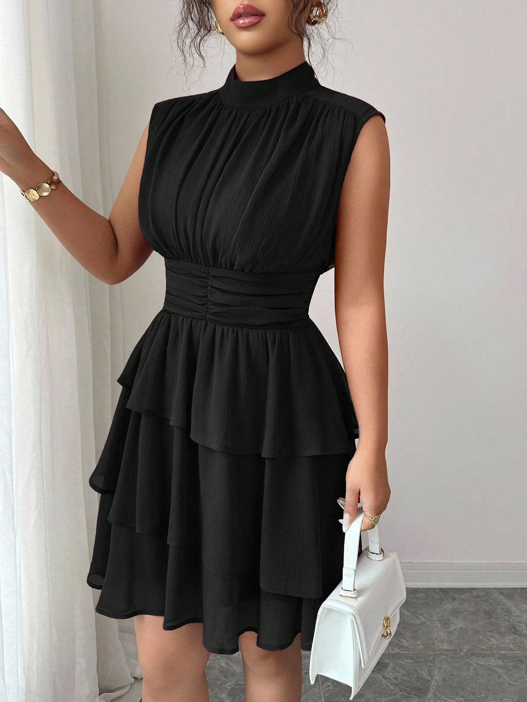 Ärmelloses Damenkleid mit Stehkragen und Stufenrock; elegant und fließend für festliche Gelegenheiten.