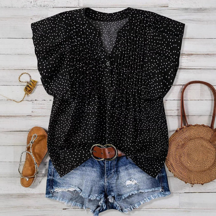 Feminine Sommerbluse mit V-Ausschnitt, zarten Flügelärmeln und stilvollen Kellerfalten.