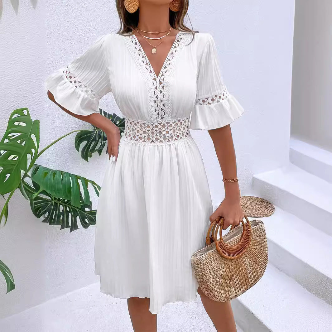 Sommerliches Plissee Midikleid für Damen. Knitterarmes Design mit feiner Spitze & V-Ausschnitt. Elegant & bequem.