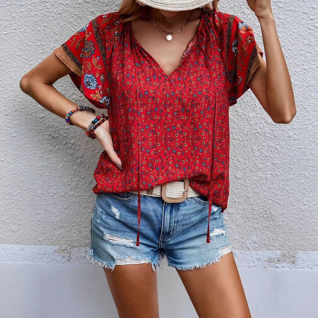 Modisches Boho-Blusenshirt für Damen mit auffälligem Blumenmuster und V-Ausschnitt.