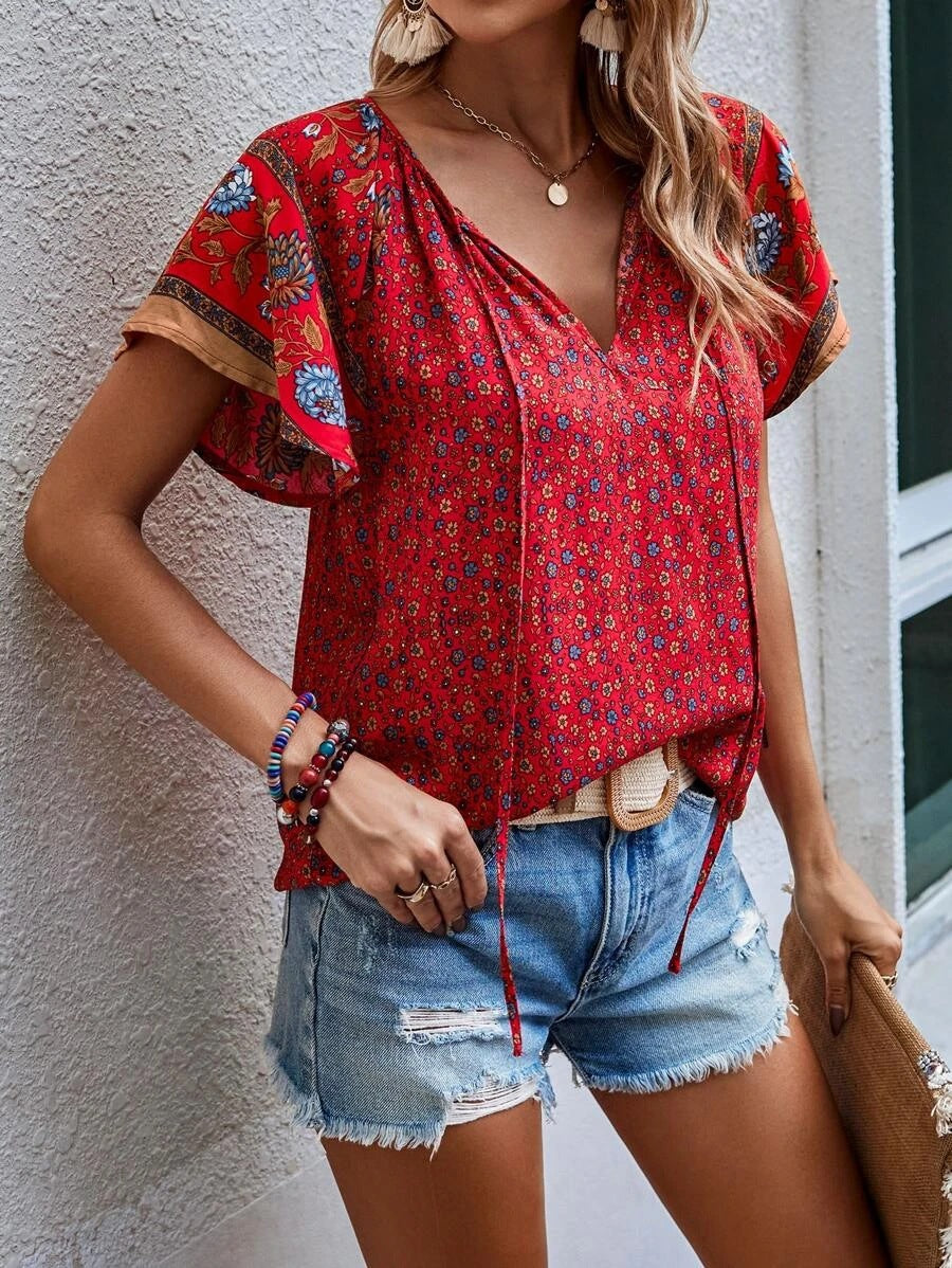 Elegantes, leichtes Damen Blusenshirt mit V-Ausschnitt, Kimonoärmeln & floralem Sommerprint.