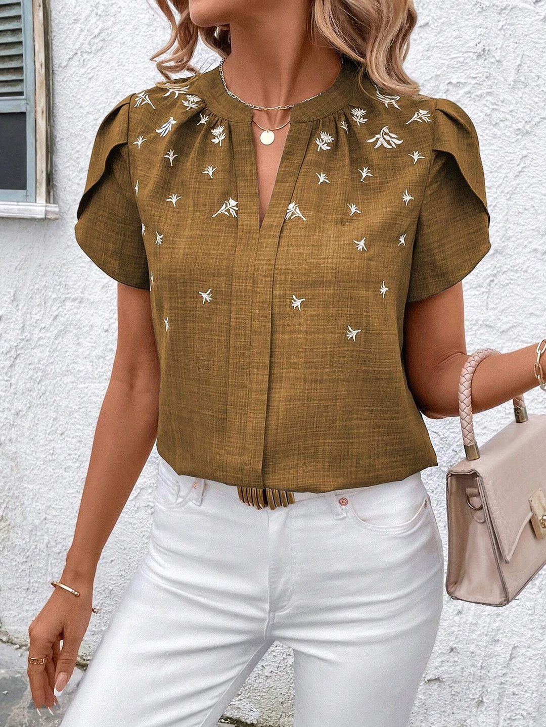 Modische Damen Kurzarmbluse mit Stehkragen; ideal für elegante Sommeroutfits oder Casual-Mode.