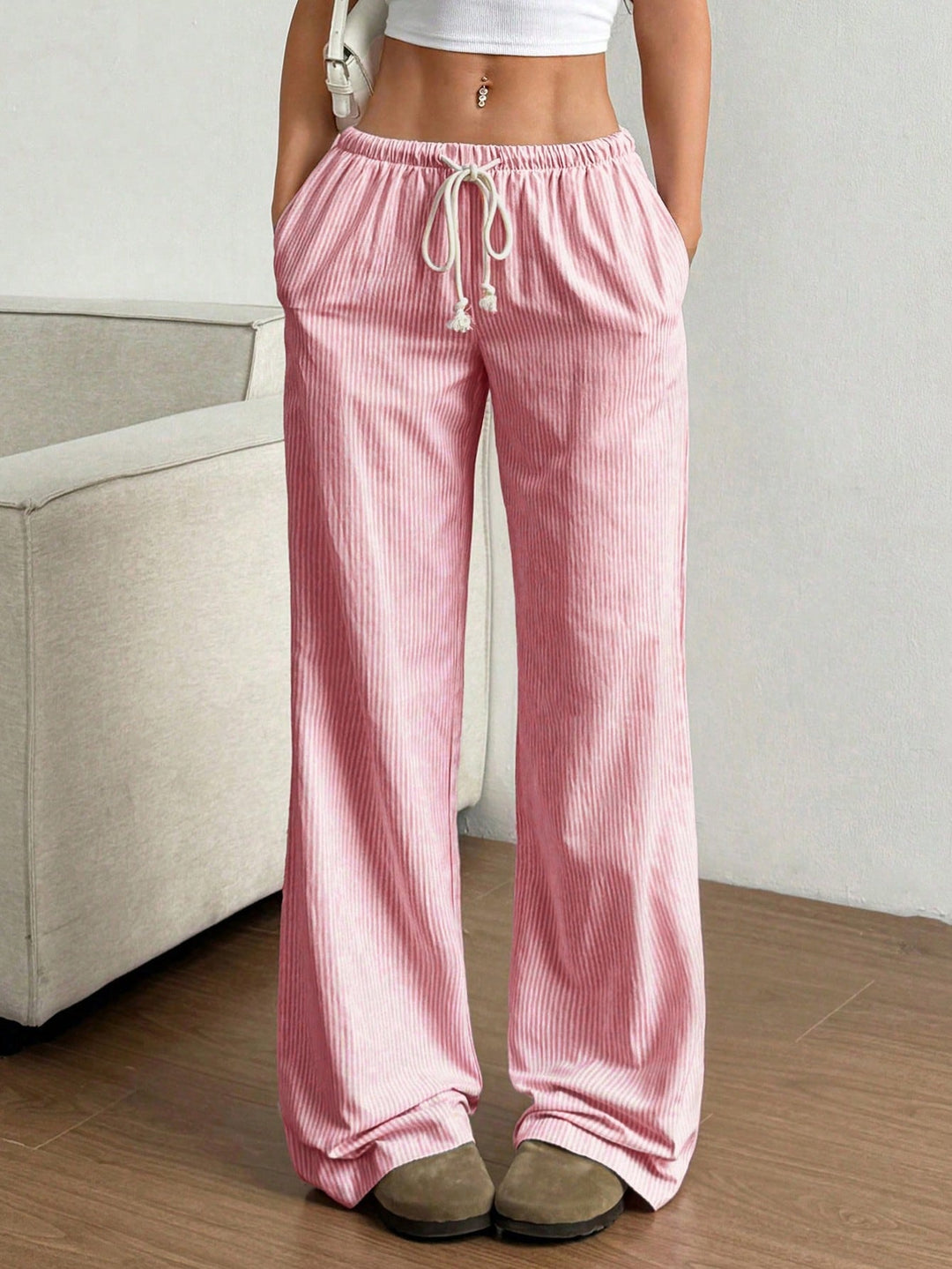 Weite Damenhose im Leinen-Look mit flexiblem Gummibund und Kordelzug. Ideal als bequeme Freizeithose.