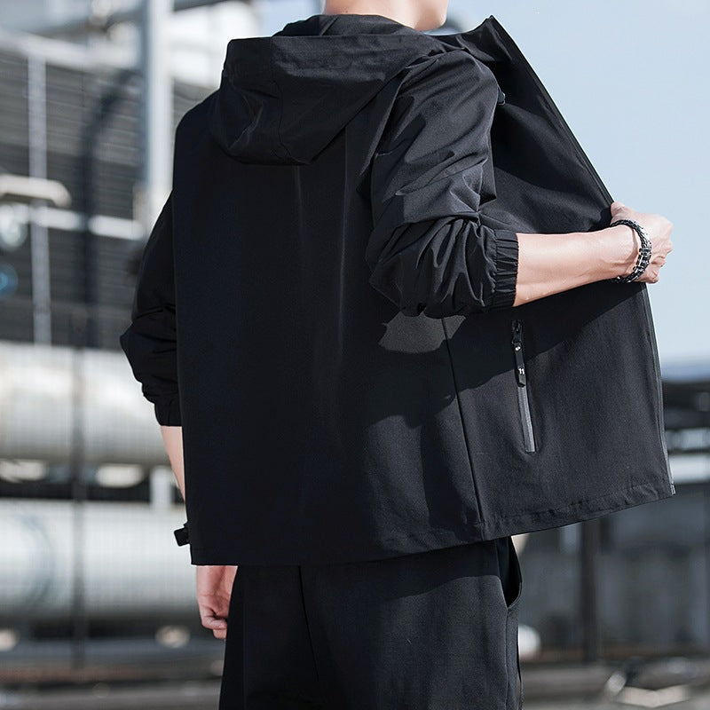 Funktionale Kapuzenjacke für Herren, leicht & bequem, perfekt für Fitnessstudio & Training.