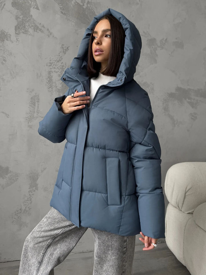 Model trägt trendige Oversized Damen Winterjacke, stilvoll & warm für den Alltag.