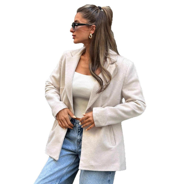 Vielseitiger Damenblazer beige: Flauschige, moderne Blazerjacke, bietet Eleganz und Komfort für diverse Styling-Optionen.