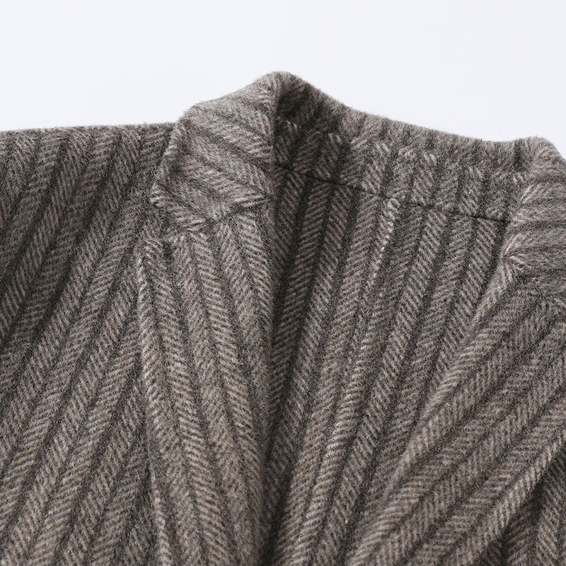 Eleganter gestreifter Herrenblazer, modernes Jackett für Herrenmode. Perfekt für stilvolle Business- & Freizeit-Outfits.