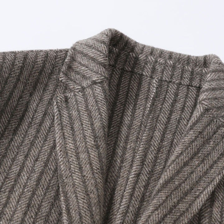 Eleganter gestreifter Herrenblazer, modernes Jackett für Herrenmode. Perfekt für stilvolle Business- & Freizeit-Outfits.