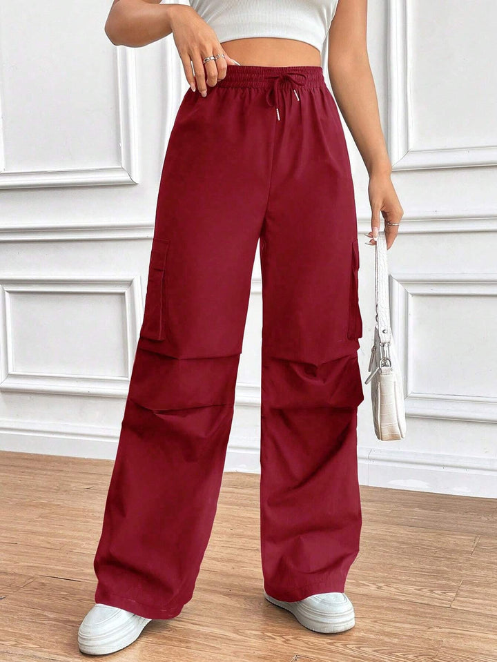 Damen High-Waist Cargo-Hose mit weitem Bein und Elastikbund, Klappentaschen. Für einen lässigen Freizeit-Look.