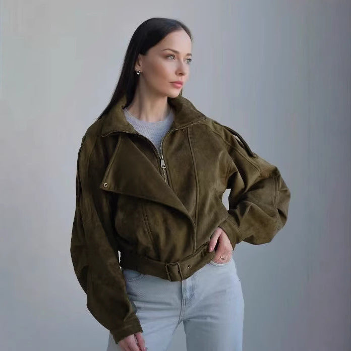 Elegante olivgrüne Damen Modejacke für Herbst & Winter. Stylische Übergangsjacke für Business Casual Outfits.