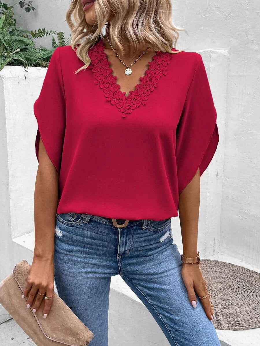 Elegante Frühlingsbluse für Damen: Spitzenstoff, V-Ausschnitt, bequeme Fledermausärmel. Feminin & stilvoll.