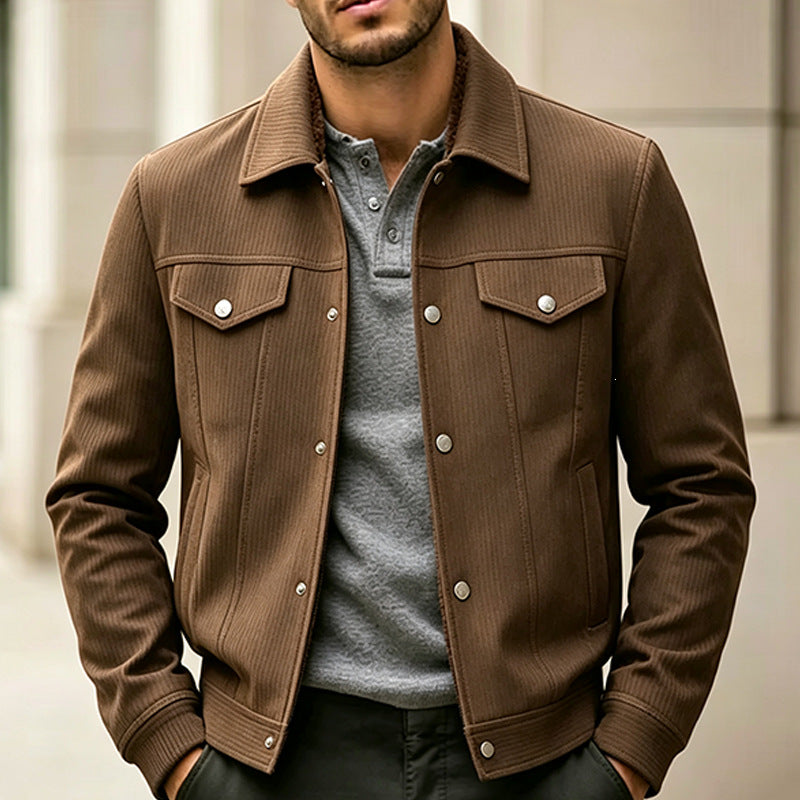 Detailansicht der hochwertigen Stofftextur der Herren Vintage Jacke, klassisch braun, für stilvolle Herbstmode.