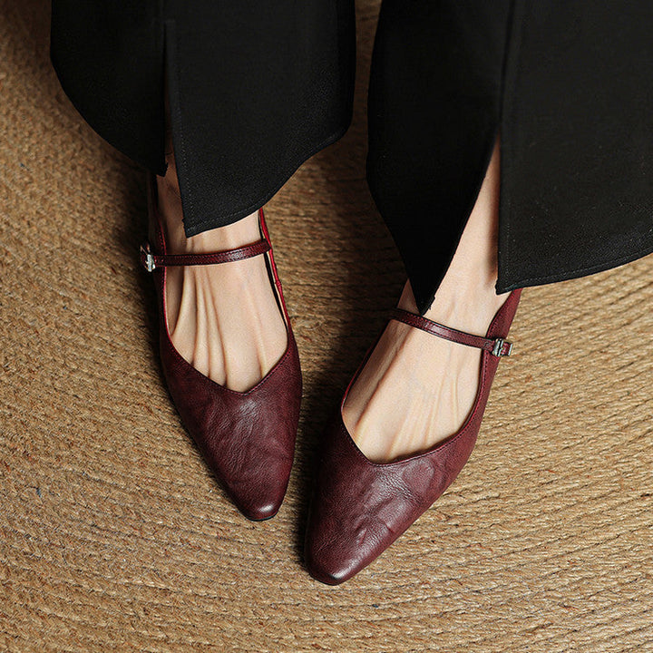 Schwarze elegante Slipper, komfortable Damenschuhe für mühelosen Sommer-Look.