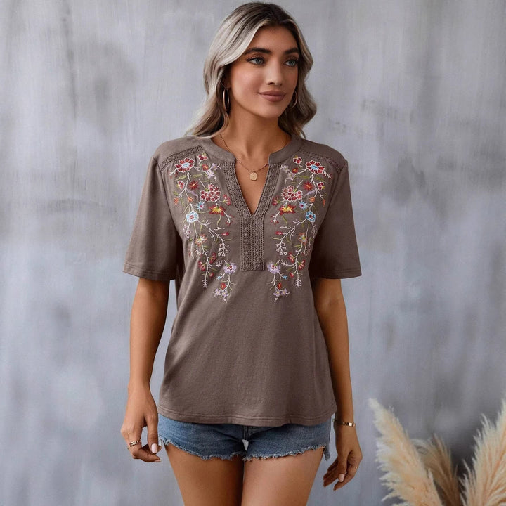 Stilvolle Damen Tunika mit Boho-Stickerei & V-Ausschnitt, verleiht jedem Sommer-Outfit Eleganz und Leichtigkeit.
