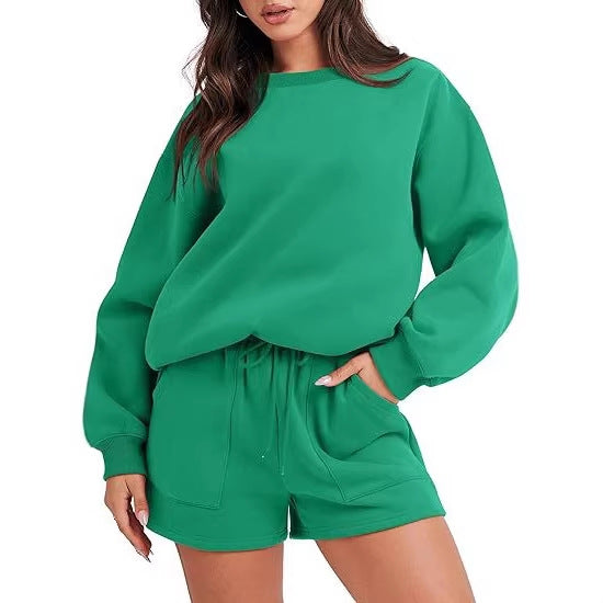 Zweiteiliges Damen-Sweatset: Komfortables Oversize Sweatshirt und High-Waist Shorts für entspannte Tage.