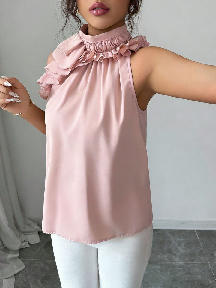 Elegantes Damen-Top mit raffiniertem Rüschenkragen und asymmetrischem Volant, ideal für moderne und stilbewusste Frauen.