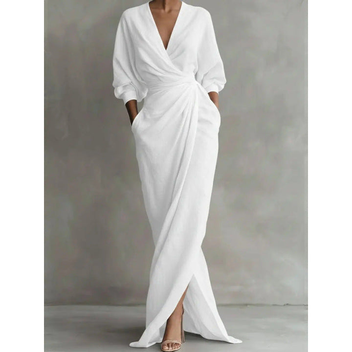 Fließendes Wickelkleid für Damen, mit modischem Taillentwist und praktischen Taschen. Ideal als Freizeit- oder Abendkleid.