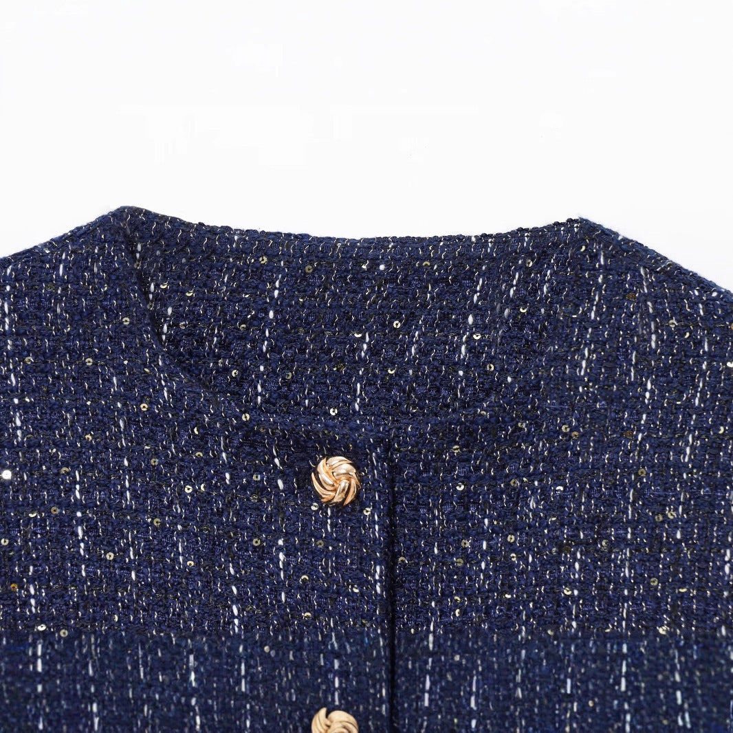 Stilvolle dunkelblaue Damen-Kurzjacke mit auffälligen goldenen Knöpfen; elegant & modisch.