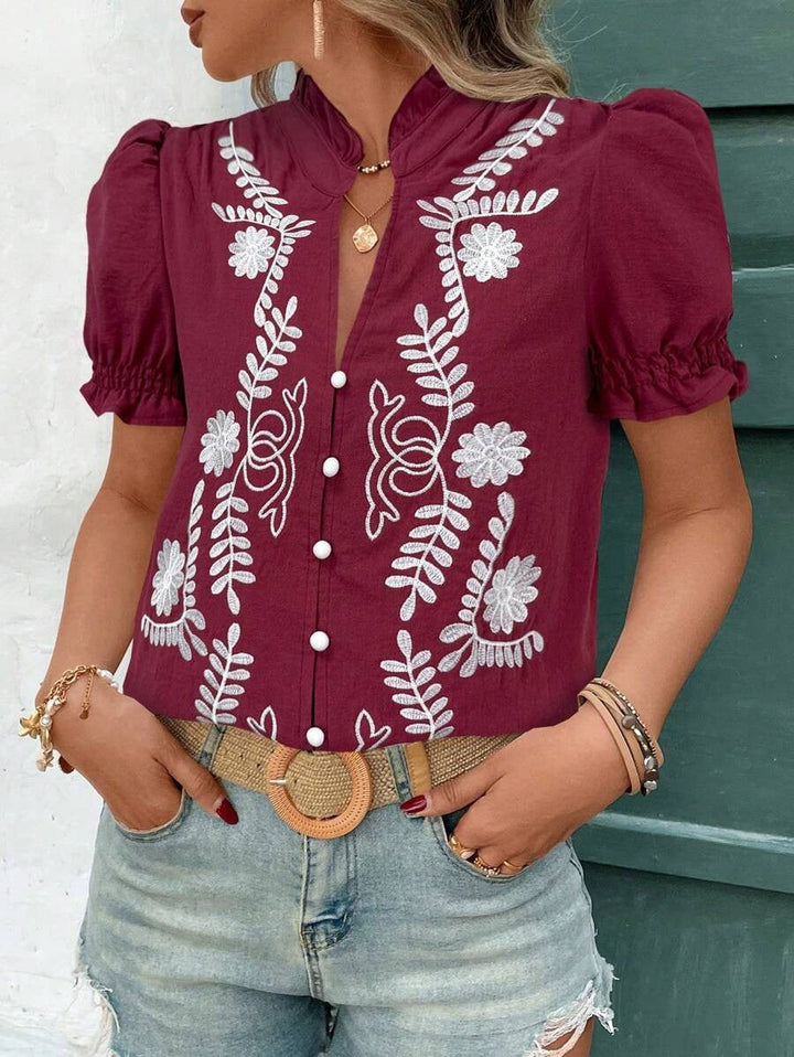 Detailreiche bestickte Damenbluse mit markanten Puffärmeln & Knopfleiste. Ausdruck von femininem Boho-Chic.