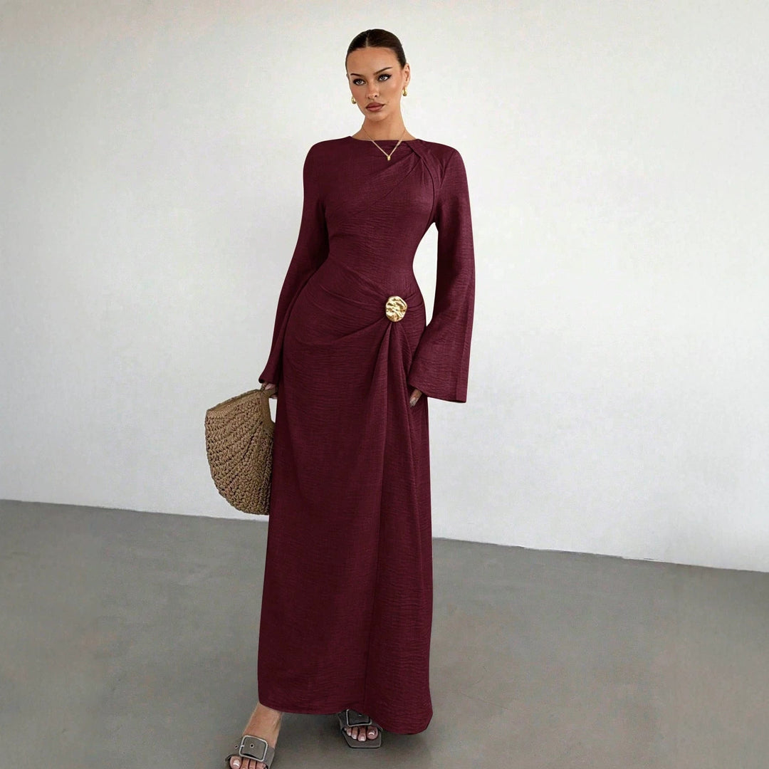 Festliches Abendkleid für Damen, drapierter Stil und weite Glockenärmel, sehr elegant.