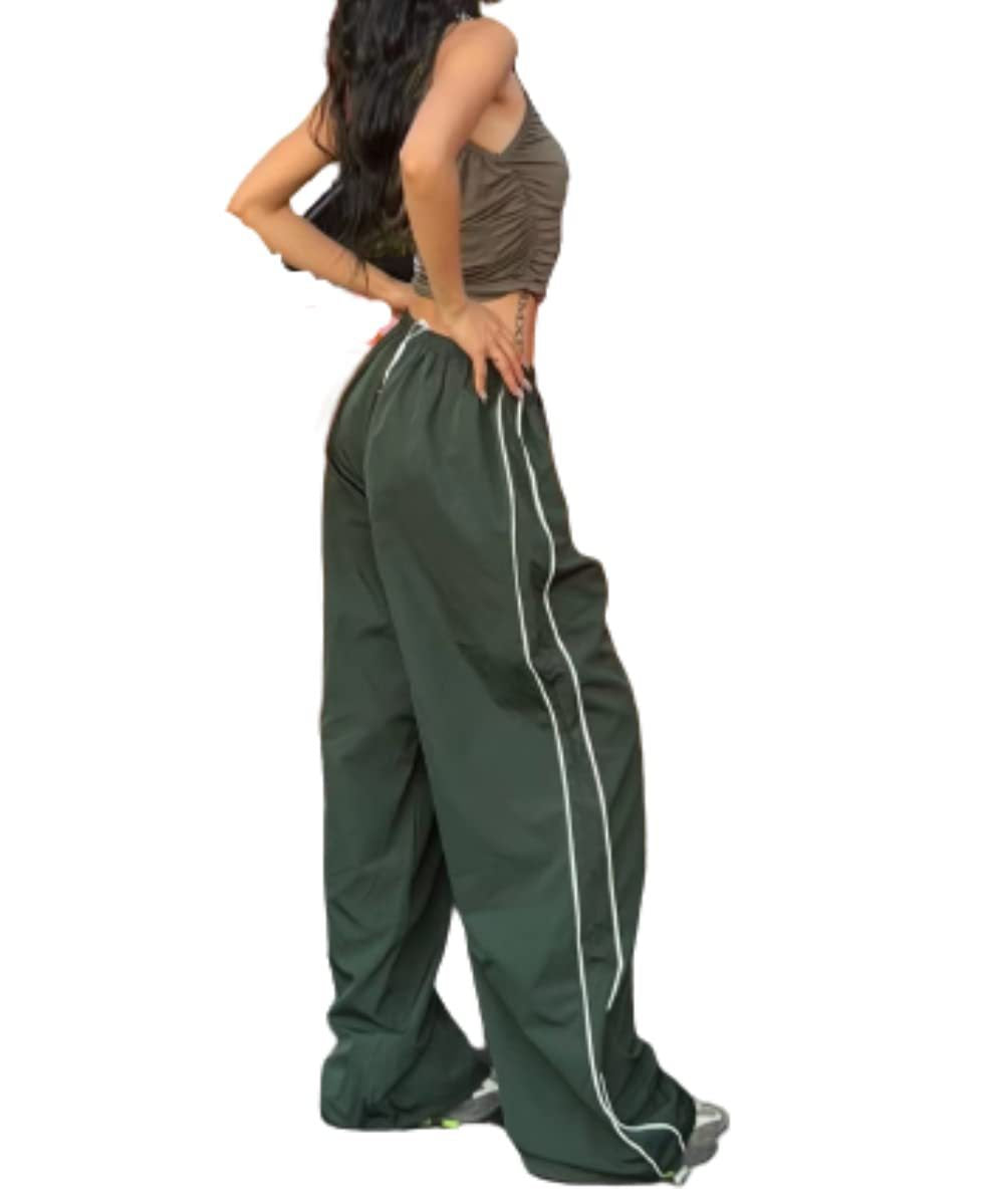 Fashion-Outfit: Damen Hose mit weitem Bein und Elastikbund, kombiniert mit einem sportlichen Top.