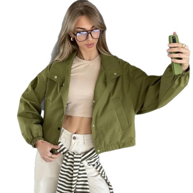 Casual Damen Übergangsjacke, oversized Passform, ideal für Herbstmode. Mit praktischen Druckknöpfen.