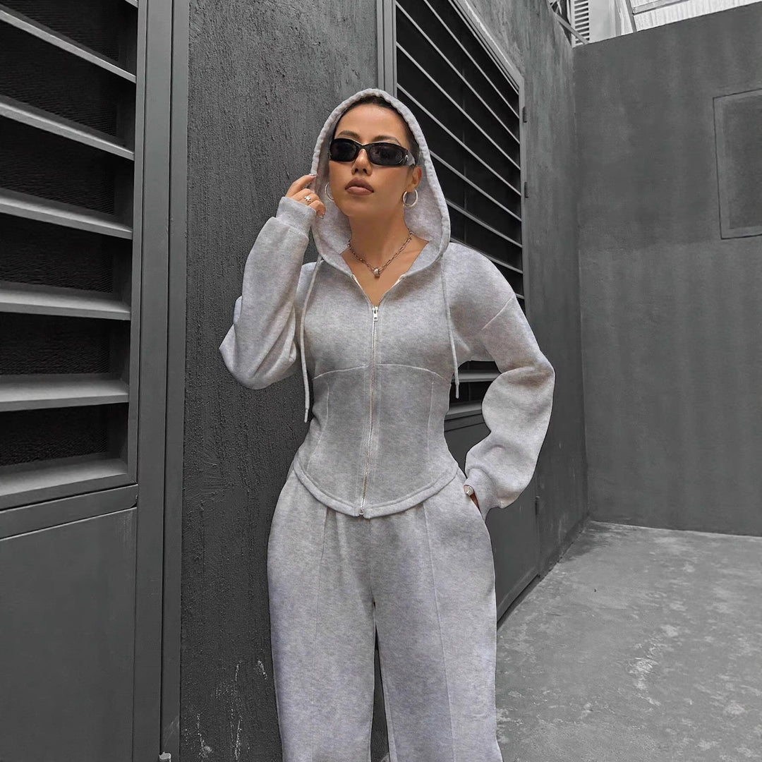 Sportlicher Damen Jogginganzug mit Kapuzenjacke & bequemer Hose, perfekt für Streetwear & aktive Freizeit.