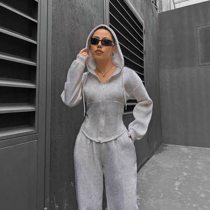 Sportlicher Damen Jogginganzug mit Kapuzenjacke & bequemer Hose, perfekt für Streetwear & aktive Freizeit.
