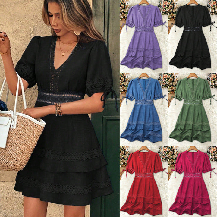 Damen Sommerkleid mit V-Ausschnitt, Häkelspitze & elegantem Boho-Stil. Perfekt für Freizeit & Strand.