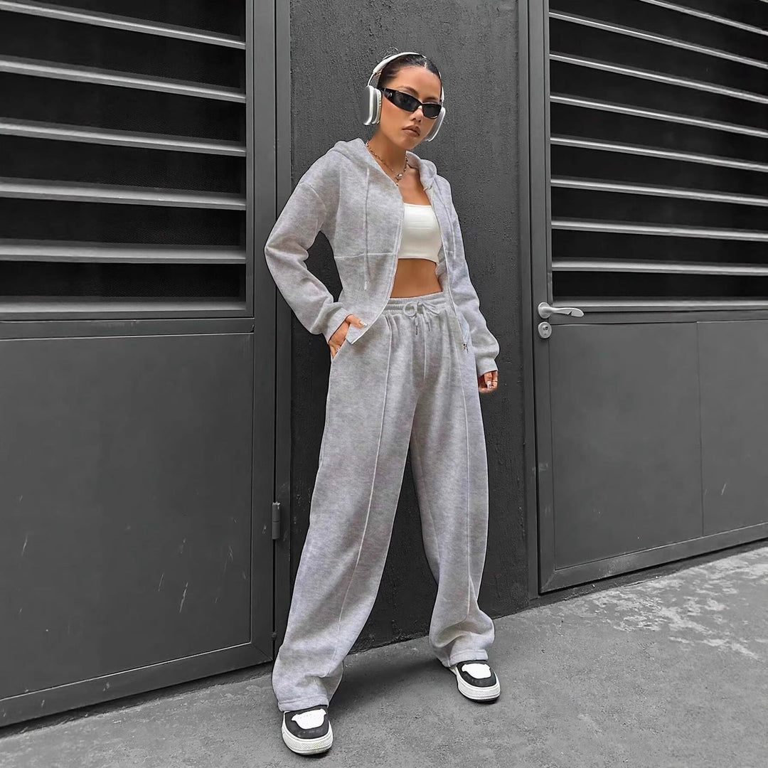 Stylischer Damen Freizeitanzug: Kuscheliger Hoodie und weite Jogginghose für entspannte Tage & Reisen.