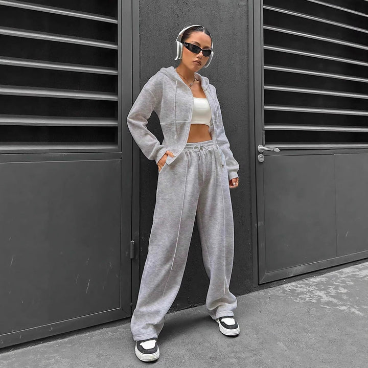 Stylischer Damen Freizeitanzug: Kuscheliger Hoodie und weite Jogginghose für entspannte Tage & Reisen.