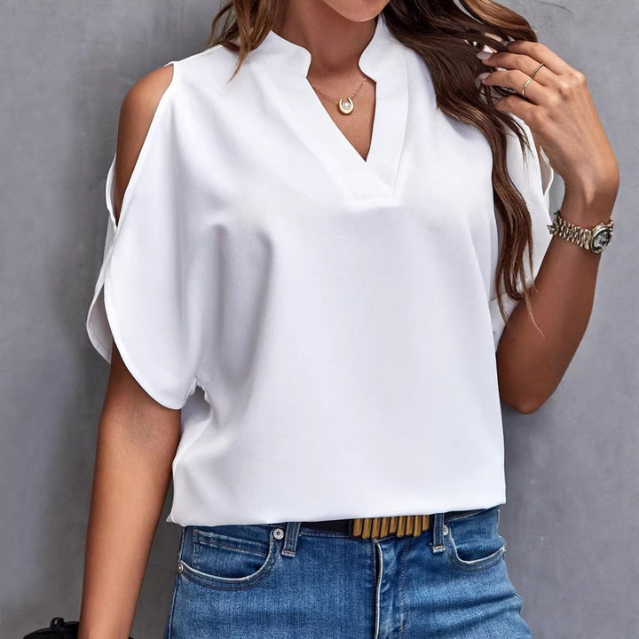 Fashion Damen Oberteil: Modische Carmenbluse mit V-Ausschnitt und Stehkragen für einen modernen Look.