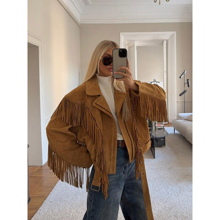 Stilvolle Damen-Fransenjacke, charakterisiert durch weite Ärmel und verspielte Fransen, ideal für Herbst- & Frühlingsmode.